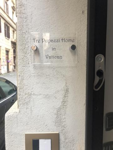 Tre Pupazzi In Vatican * Rome